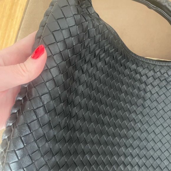 Bottega Veneta Medium Shoulder Bag Like New - Picture 4 of 12